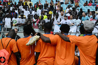 "Para jogar futebol, não precisa falar português" - Confira entrevista com Jean Katumba, d