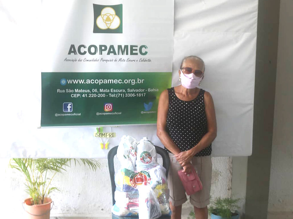 Doação de cestas básicas com alimentos não perecíveis e produtos de higiene e limpeza.