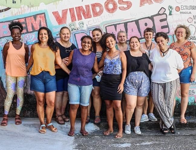 Sandra Martins (na fileira de trás, de blusa preta) com outras mulheres da equipe do Museu. Foto: Arquivo Museu da Maré.