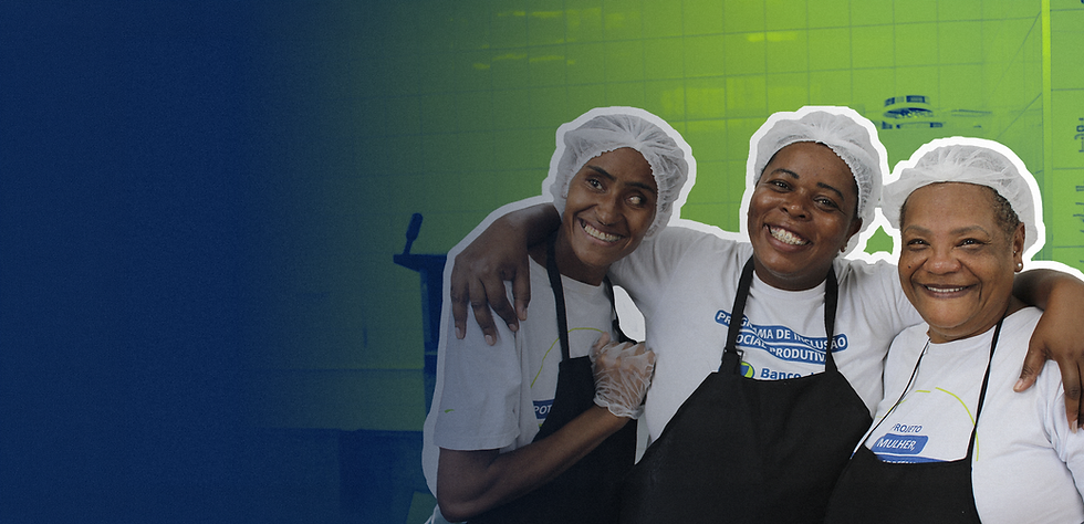 3 mulheres negras abraçadas sorrindo com touca e avental de cozinha - Instituto da providência banner site tecnologia social experiência qualificada empregabilidade jovem, impacto social, ong, inclusão produtiva de jovens e mulheres, transformação social