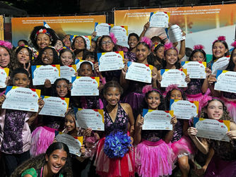 Formatura de alunos do Lona na Lua Tanguá tem apresentação de peça teatral