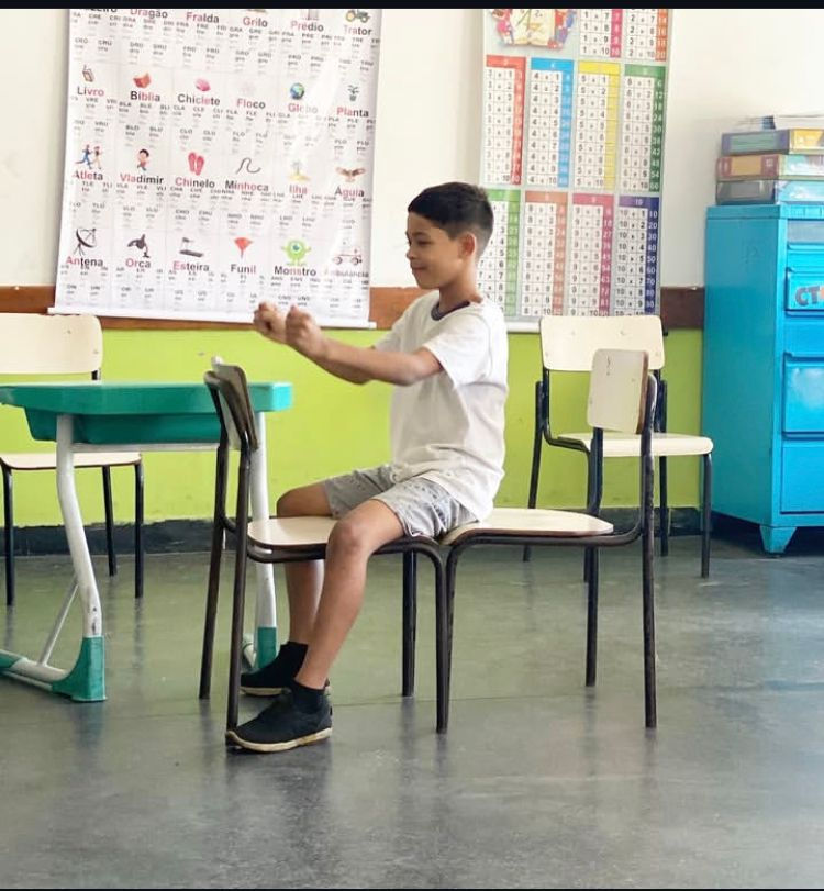 Menino fazendo uma improvisação durante uma aula do Projeto Cria