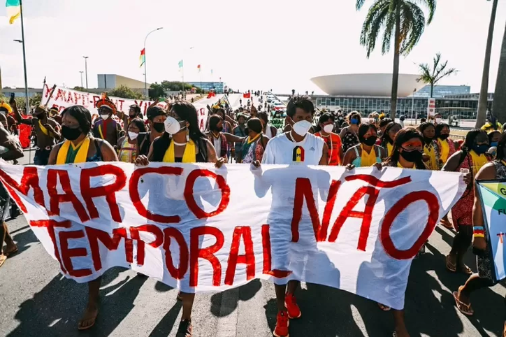 Governo compra 1 milhão de cestas com biscoito e açúcar sem ouvir indígenas