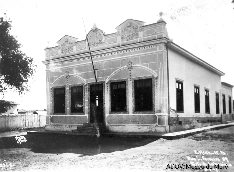 Foto do terreno de 1917 mostra a Escola Mista – Porto de Inhaúma, antes da construção da Igreja. Foto: ADOV/Museu da Maré.