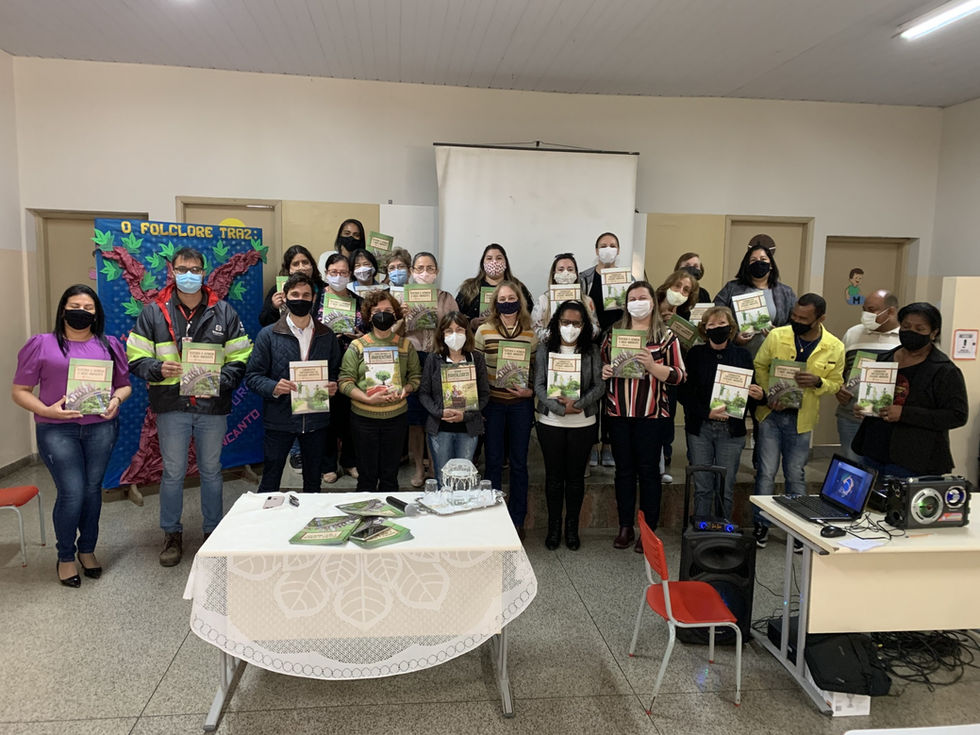 Professores recebem cadernos do programa “Multiplicadores em Educação Ambiental”