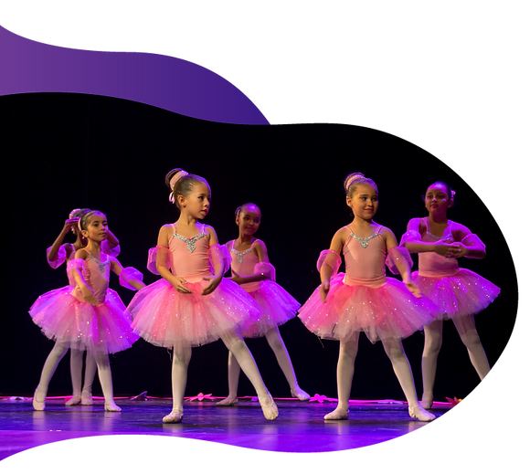 Forma orgânica com fotografia de crianças do projeto luar dançando em um palco