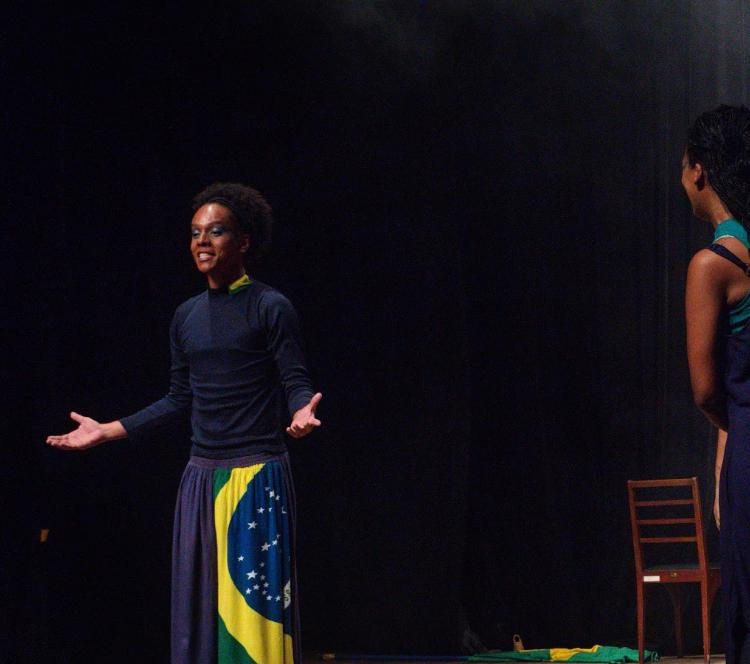 Jovem do Projeto Cria se apresentando no Cortejo Favela.