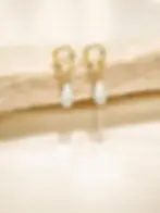 solene_gold_wavy_pearl_earrings_top_roandcojewellery.jpg