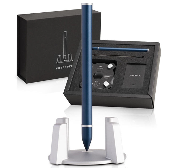 立於底座上的深蓝色Hoverpen 1.0及禮盒包装
