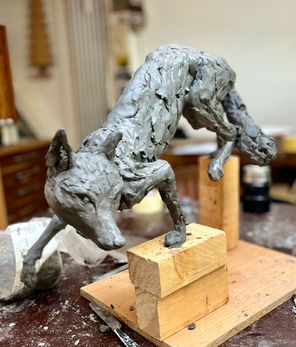 Fuchs aus Ton als ganze Tierfigur beim anschleichen