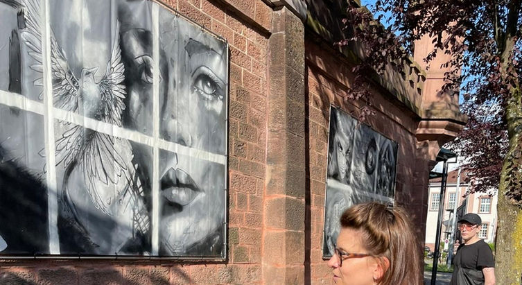 Marleen Thüringer präsentiert ihre Künstlerische Arbeit bei der Ausstellung an der JVA Freiburg