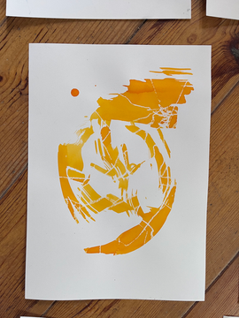 Eine abstrakte Zeichnung in Gelb auf Papier