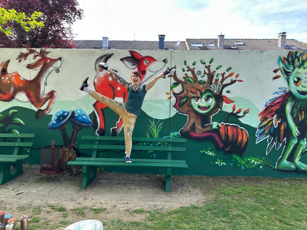 Menschen im Frühling vor Graffiti Wand