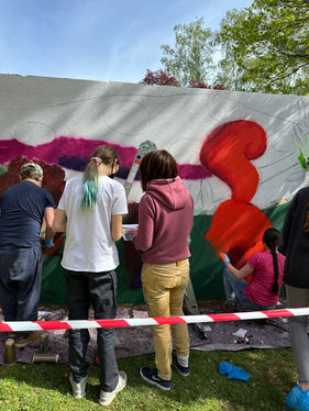 Graffiti sprühende Menschen im Frühling