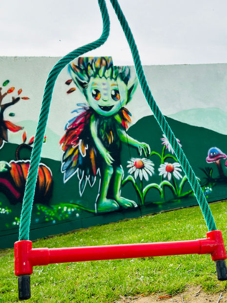 Spielplatzgerät vor Graffiti-Männchen