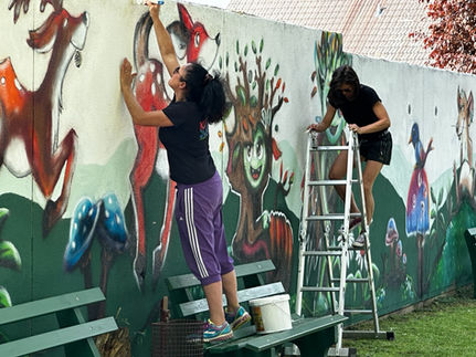 Graffiti sprühende Menschen im Frühling