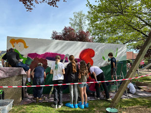 Graffiti sprühende Menschen im Frühling
