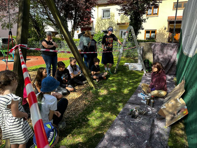 Graffiti sprühende Menschen im Frühling