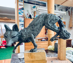 Fuchs aus Ton als ganze Tierfigur beim anschleichen