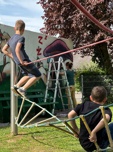 Graffiti sprühende Menschen im Frühling