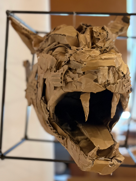 Marleen Thüringer hat eine Skulptur eines brüllenden Raubtiers aus Karton gebaut