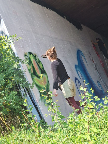 Eine Schildkröte guckt um die Ecke mit Graffiti Gesprüht