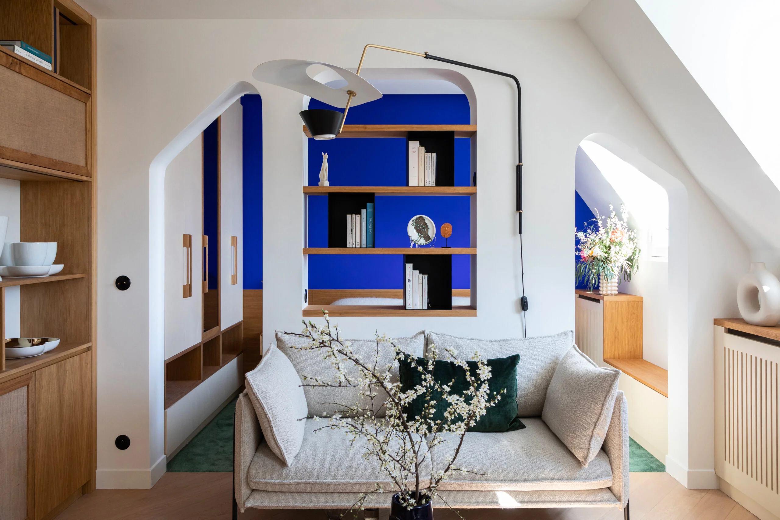 Ressource Yves Klein mooi accentkleur kobalt, deze trend in een naturel interieur
