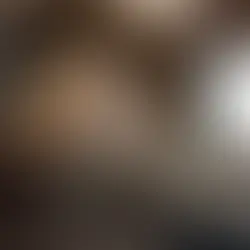 Slaapkamer met monumentale muurschildering achter het bed, waarin beeld en persoonlijke expressie de ruimte bepalen.