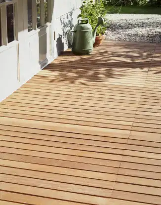 Moderne buitenruimtes zijn strak en minimalistisch. Ze draaien om eenvoudige lijnen en monochrome kleuren. Denk aan een witte loungebank, grijze betonnen plantenbakken en een zwarte parasol. 

Merken zoals Fermob en Emu hebben een ruim assortiment aan moderne meubels en accessoires voor buiten. Gebruik planten zoals bamboe, grassen en varens om een moderne sfeer te creëren.

