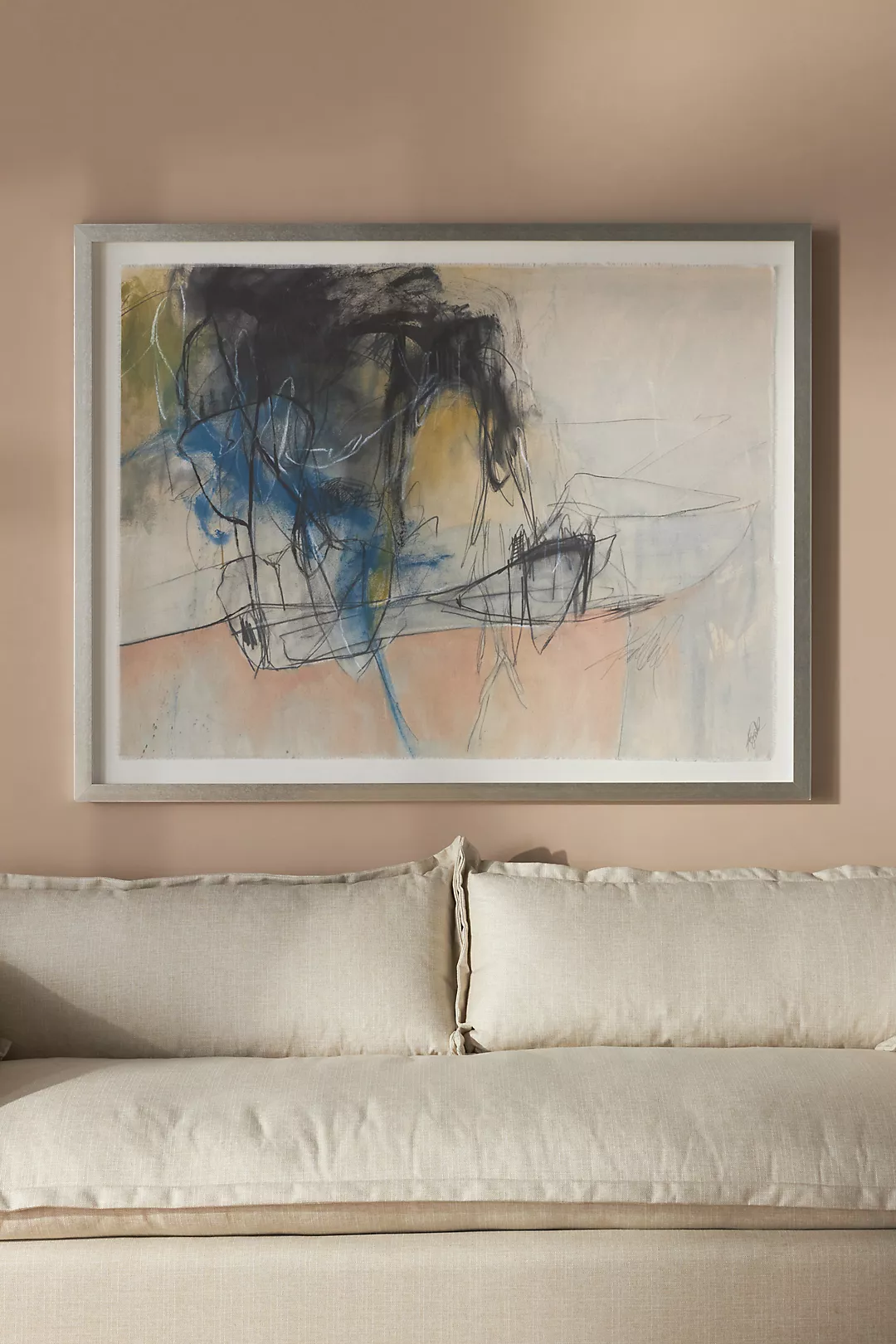 Abstract schilderij met chaotische zwarte lijnen, blauwe en gele spatten, en schetsen van architecturale vormen, boven een witte bank