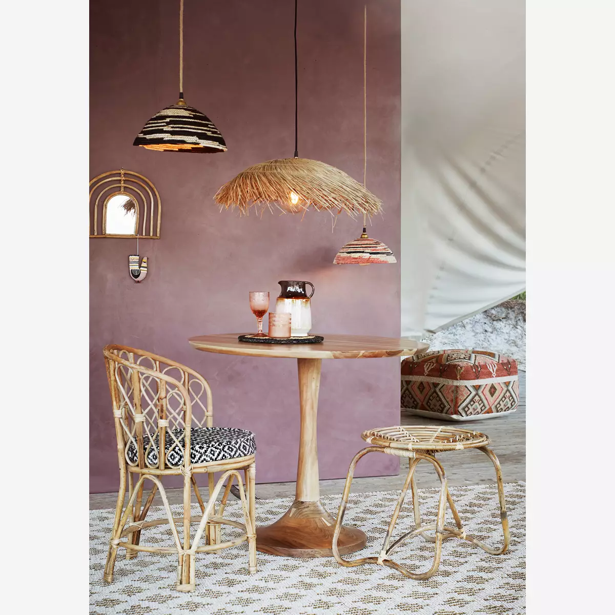 Welke interieurmerken kunnen de stijl goed weergeven?   Merken die een Ibiza interieur kunnen realiseren zijn: Bloomingville, Madam Stoltz, Must living. Je kunt hier je eigen mix maken van strakke, bohemian of Marokkaanse elementen.