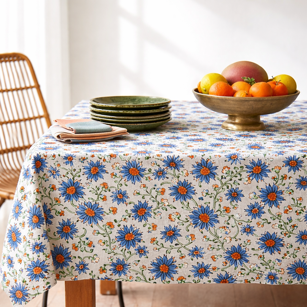 table avec nappe à fleurs