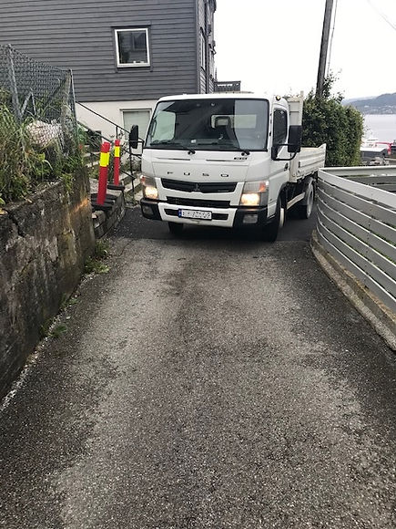 Liten lastebil i trang gate Bergen.jpg