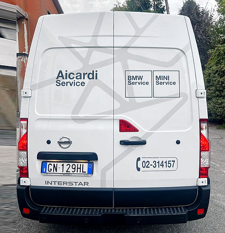 Furgone bianco Nissan Interstar con logo Aicardi Service e contatti 02-314157.