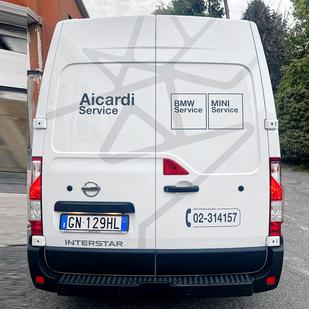 Retro furgone Aicardi con logo e tracciati di percorso stradale