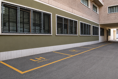 Posti auto riservati agli ospiti nel parcheggio privato del LH Hotel Milano.