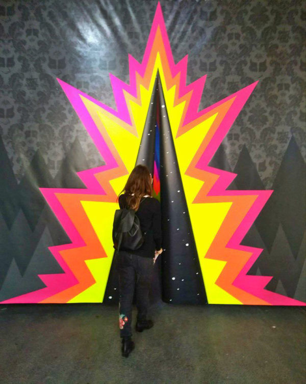 UNO's /OUTSIDE IN installation: five geometric fluorescent stages acting as a threshold at Outdoor Festival 2018, Rome.