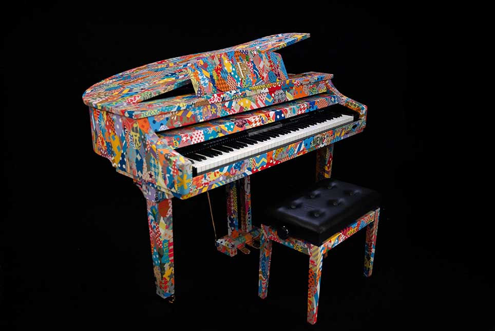 The /piano_B artwork by UNO, a grand piano transformed with a paper collage.
