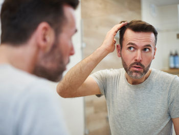 LA RELAZIONE TRA CAPELLI SOTTILI ANDROGENETICI DIAGNOSTICATI DA TRICOSCOPIA E IPERPLASIA PROSTATICA