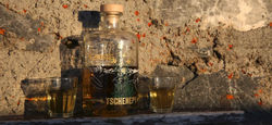 Tschenepy_schnaps_glarnerland_andre_reithebuch_bergführer_berge_bergschnaps_gipfel_edited.