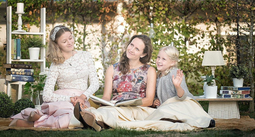 Themed family shoot - reading time with mom