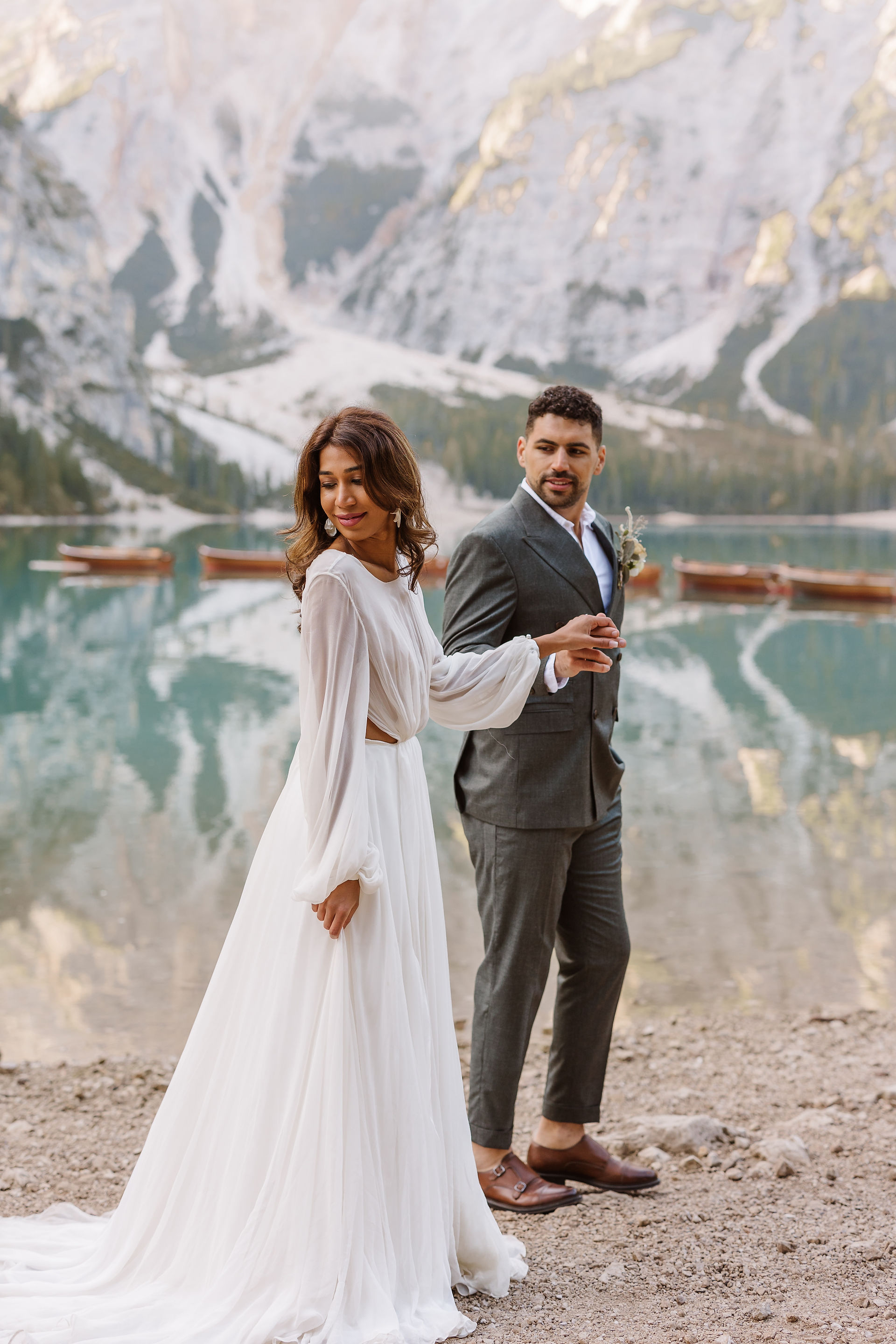 bride and groom at lago di braies in the dolomites