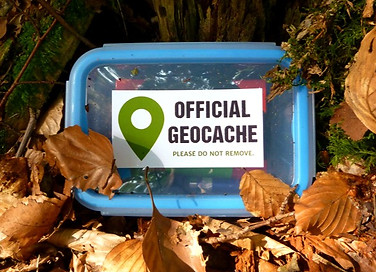 Geocaching Le géocaching est un jeu de divertissement et d'aventure pour des utilisateurs de tous âges. À l'aide d'un récepte