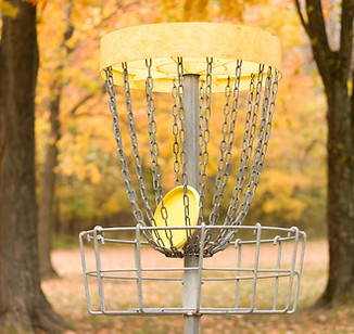 Panier de disc golf installé sur le parcours boisé du Centre de plein air & Camping La Seigneurie.