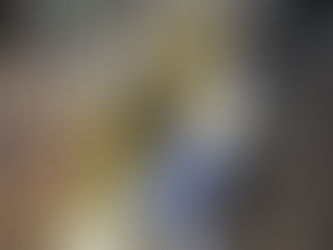 白いパーカーで顔を隠している窃盗犯