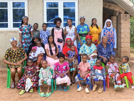 Suore, donne e bambini della Missione in Nigeria sostenuta da La Culla