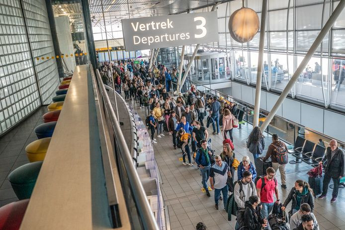 Lange rijen Schiphol