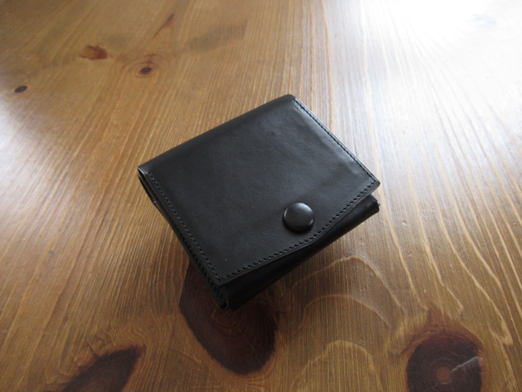 二つ折りミニ財布を左斜め前から見て