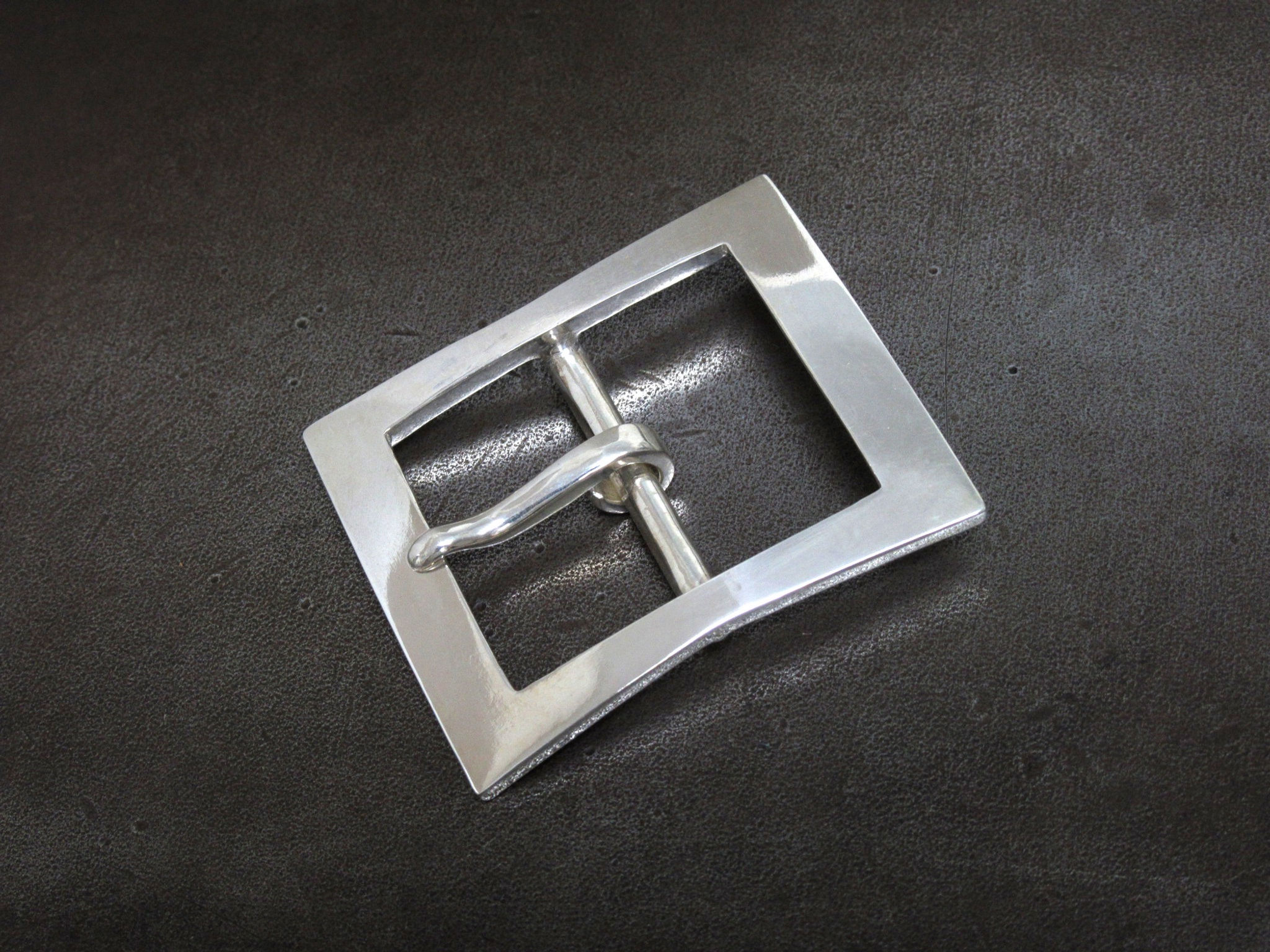 30m/m シルバー925バックルを斜め右前から見て