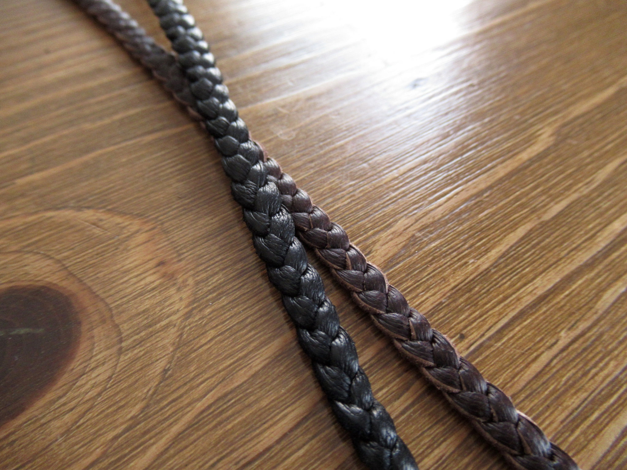 鹿革三つ編み紐の黒と茶